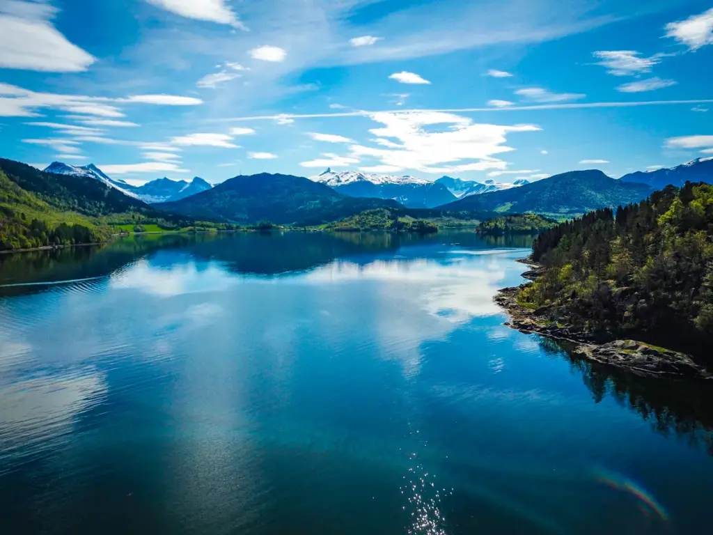 Fjord mit bewaldeten Ufern und Bergpanorama in Romsdal