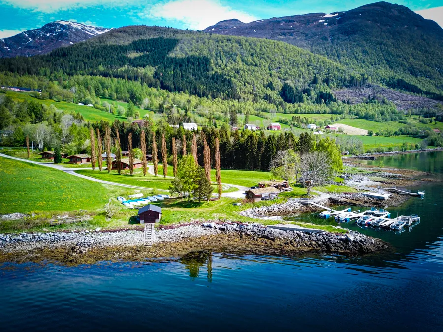 Camp Holmemstranda am bewaldeten Ufer des Romsdalfjords