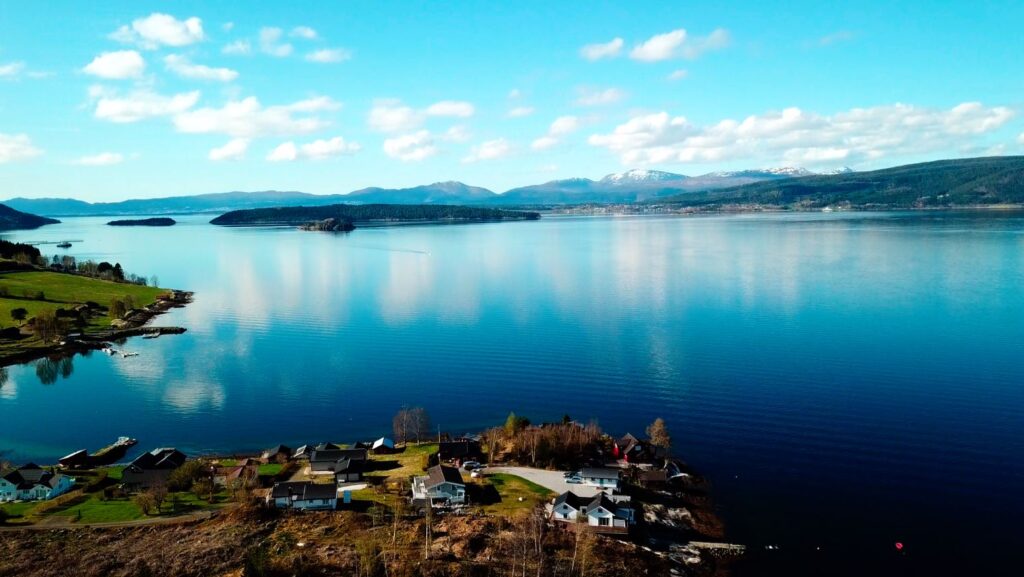 Angelboot im Romsdalfjord in Norwegen bei Sonnenaufgang