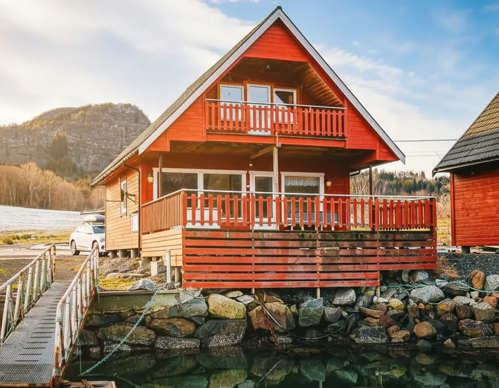 Rotes Ferienhaus am Wasser mit Balkonen