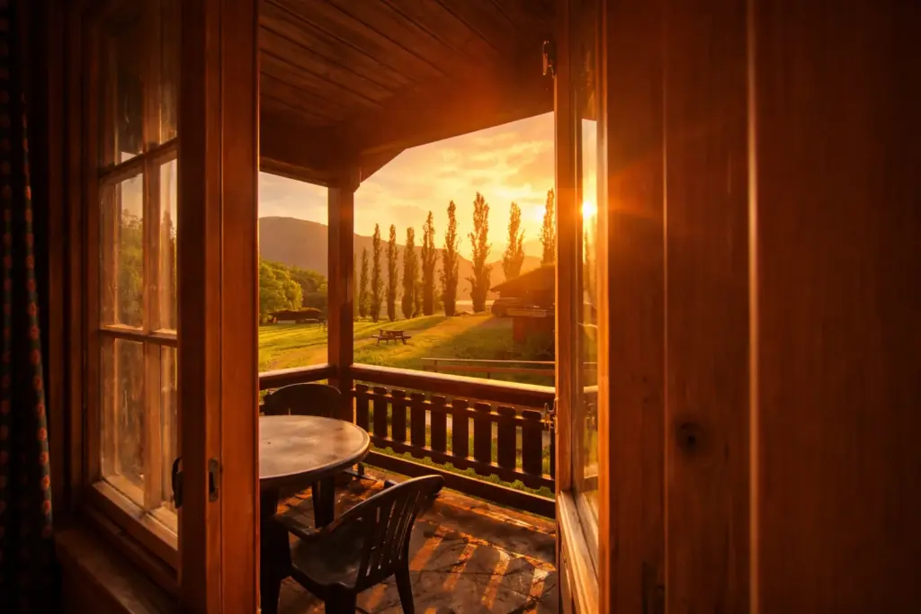 Überdachte Terrasse und Außenbereich eines Hauses in Holmemstranda