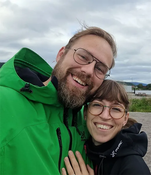 Christin und Lars Duziack gemeinsam am Fjord