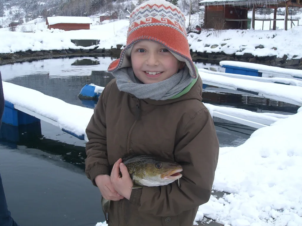 Familienurlaub im winter– Kind mit Fisch