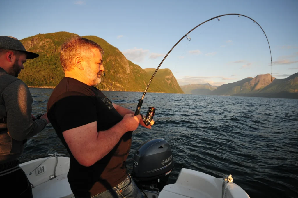 Anglerin drillt einen Fisch vom Boot auf dem Romsdalfjord