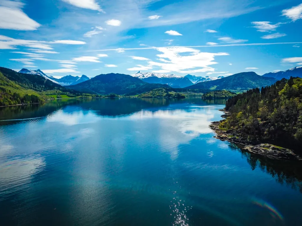 Blick über den Romsdalfjord und die umliegenden Berge