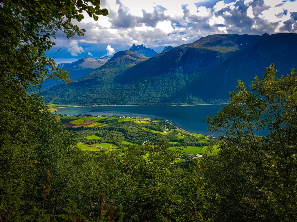 Berglandschaft und Fjord bei Åndalsnes