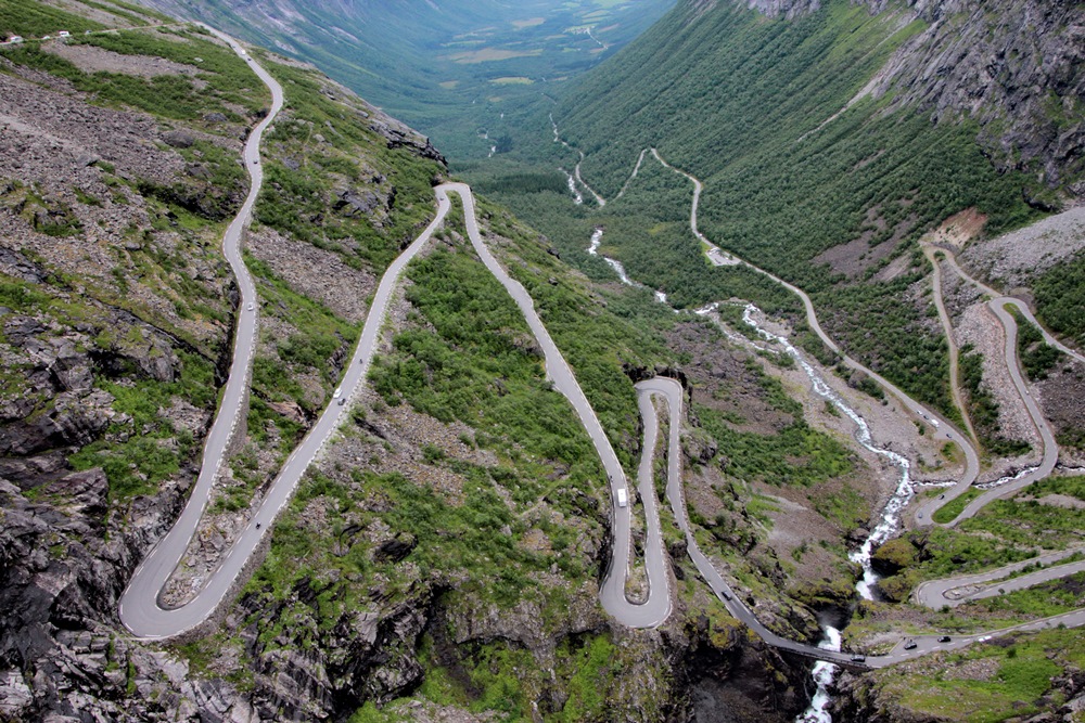 Serpentinenstraße zwischen steilen Bergen in Romsdal
