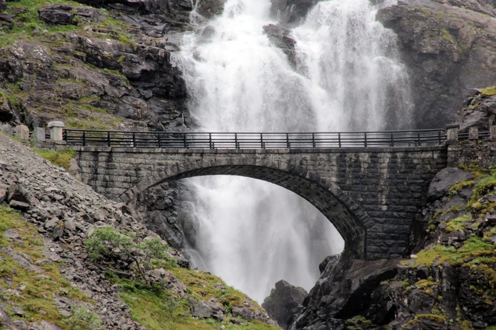Steinbrücke und Wasserfall an der Trollstigenstraße