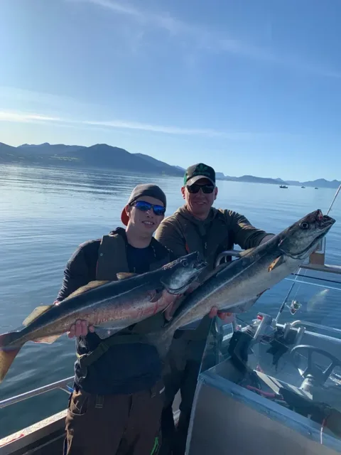 Zwei Angelgäste mit ihren Fängen auf dem Fjord
