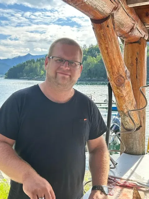Angelgast am überdachten Filetierplatz mit Fjordblick